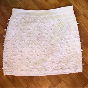 🐳Vineyard Vines white skirt pompon/scallop size 8